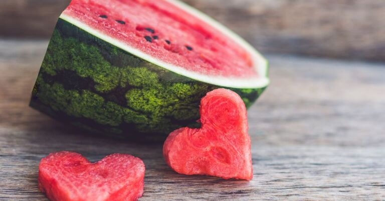 Un'anguria tagliata a forma di cuore.
