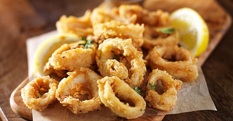 piatto di calamari fritti con limone