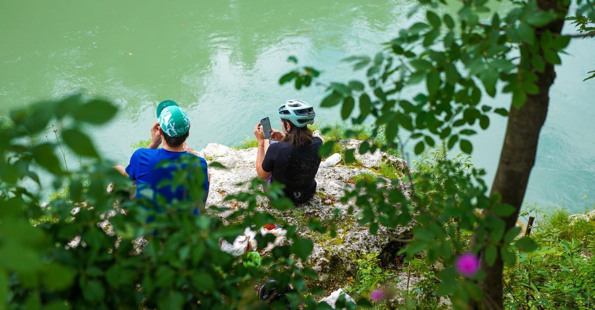 due-ciclisti-si-riposano