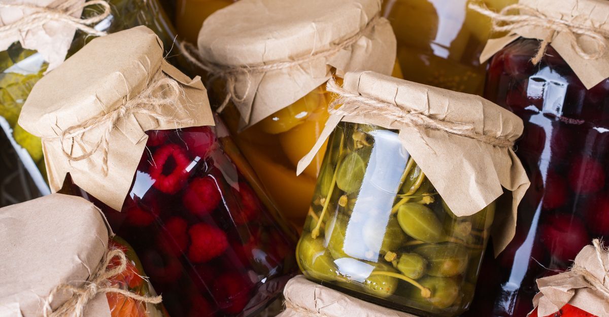 Barattoli di conserve fatte in casa.