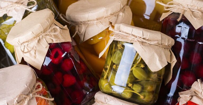 Barattoli di conserve fatte in casa.