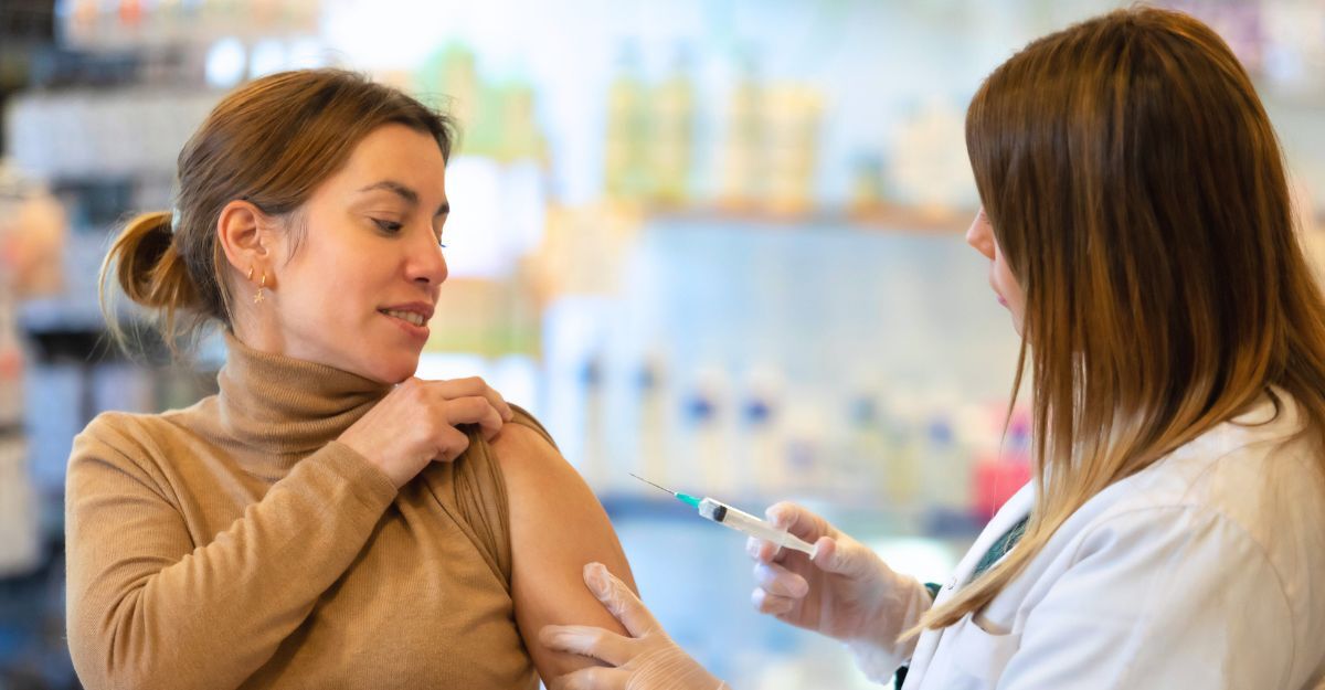 Una dottoressa sta per somministrare un vaccino a una paziente sui 35 anni che ha scoperto il braccio
