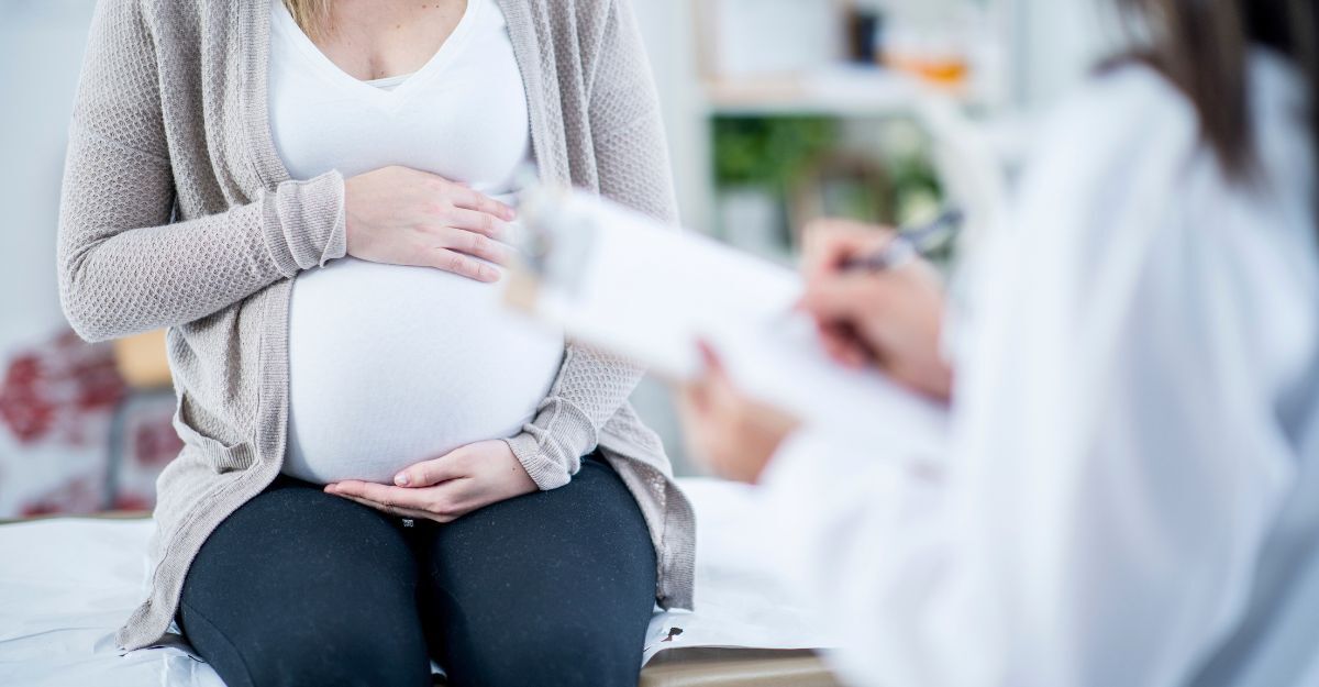 Una donna incinta visitata da una dottoressa.