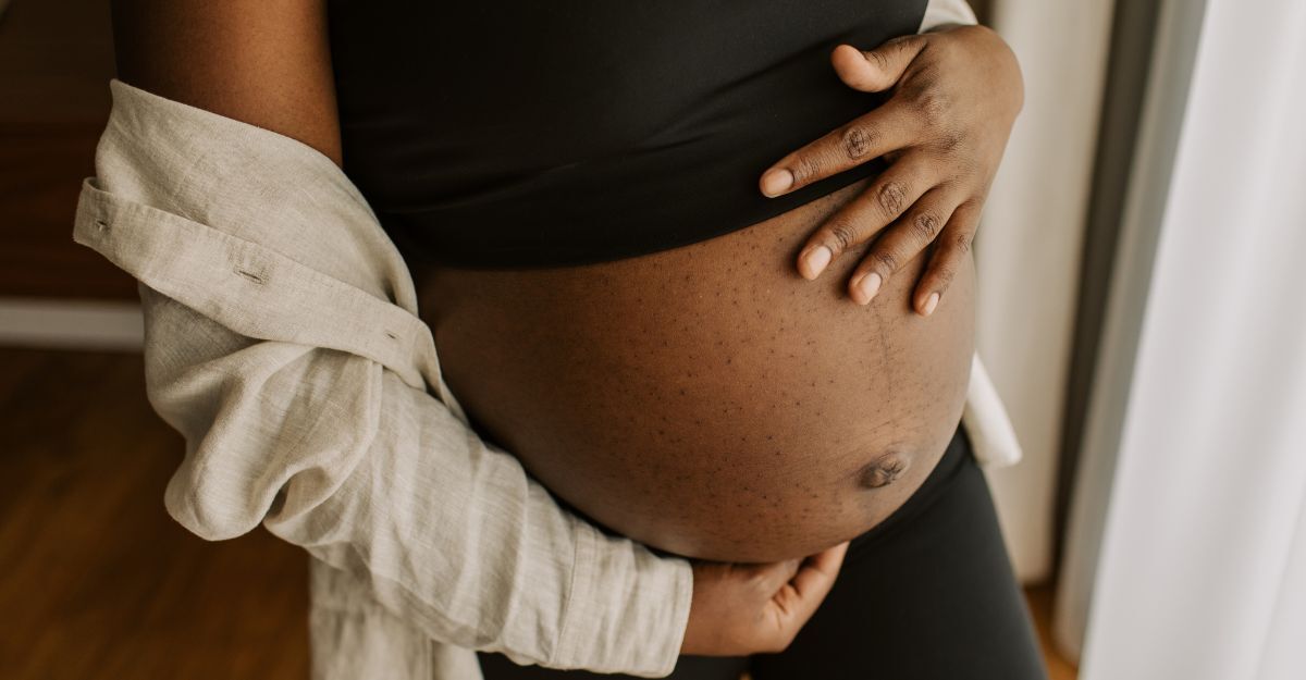 donna incinta si tocca il pancione