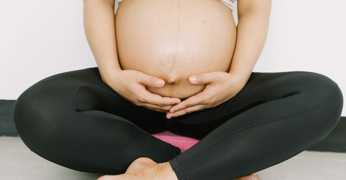 donna-incinta-si-tocca-il-pancione