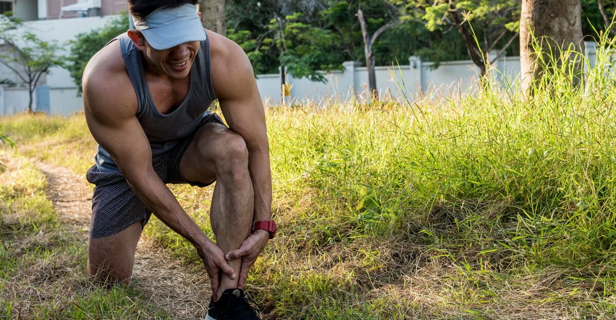 Un ragazzo al parco sente dolore allo stinco.