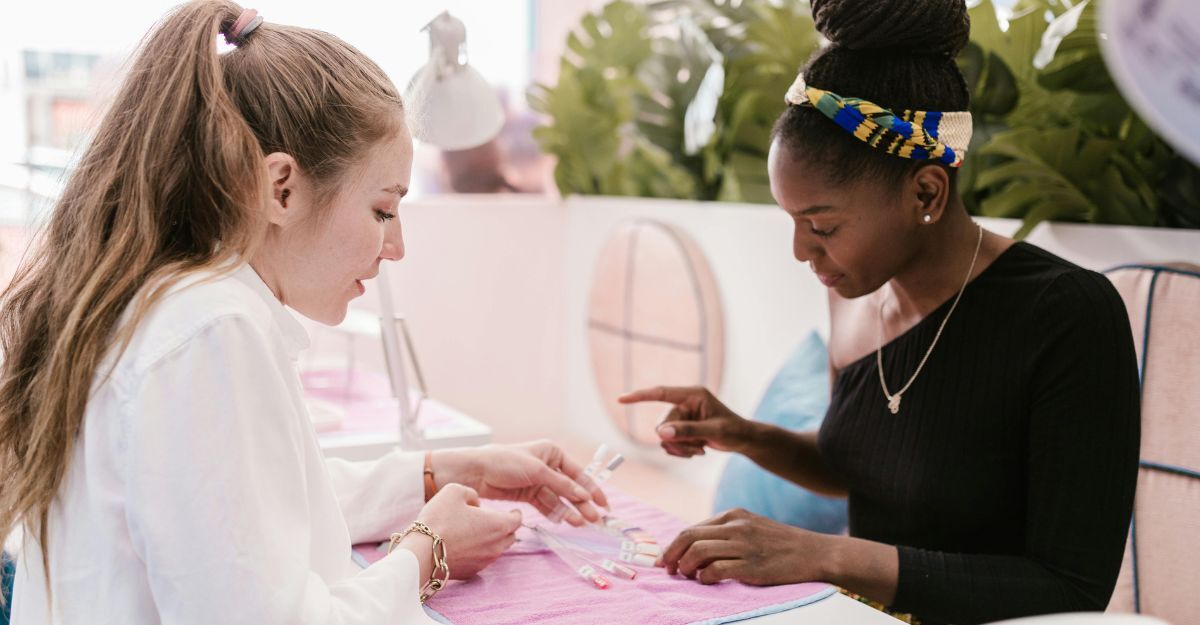 Onicotecnica che fa scegliere il colore della unghie alla cliente prima del trattamento estetico