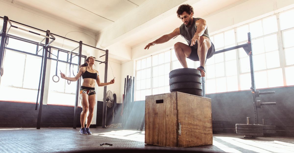 Un ragazzo e una ragazza si allenano intensamente.