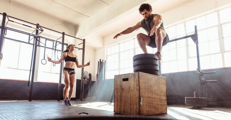 Un ragazzo e una ragazza si allenano intensamente.