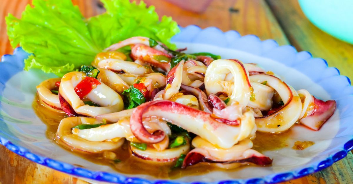 un piatto di calamari con verdure e insalata