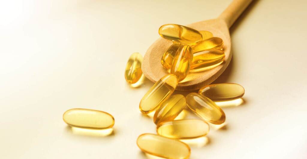 Un cucchiaio colmo di capsule di omega 3.