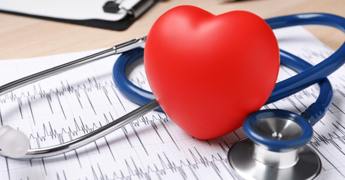 cuore-stetoscopio-su-un-tavolo