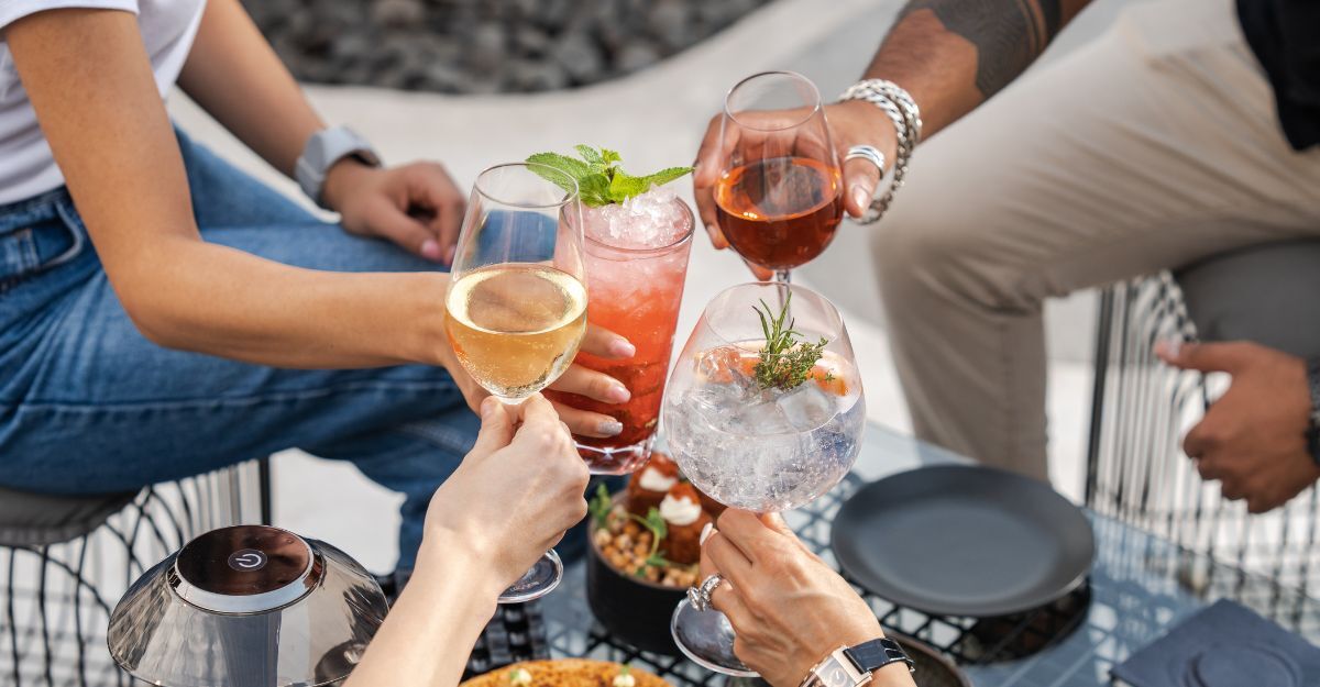 Persone che brindano con bevande alcoliche e cocktail contenenti dolcificanti artificiali