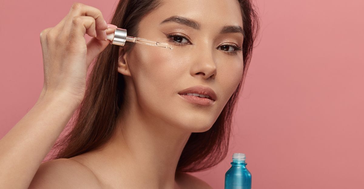 Una ragazza si mette un siero al retinolo sul viso.