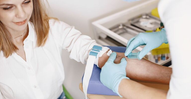 ragazza fa esami del sangue