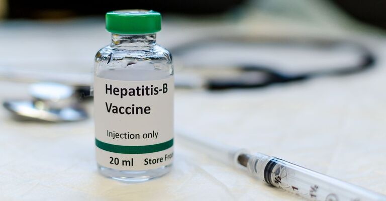 Fiala di vaccino contro l’epatite B con siringa medica, concetto di prevenzione e protezione della salute.