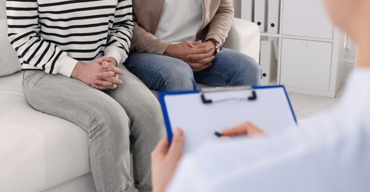 Coppia durante una visita medica per discutere di infezioni sessualmente trasmissibili come la sifilide