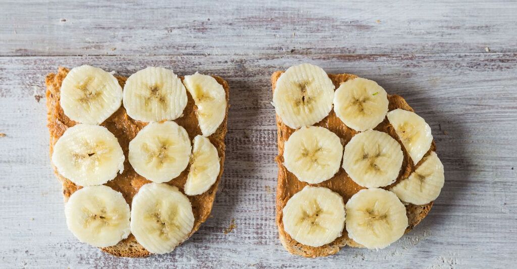 pane tostato con banana a fette