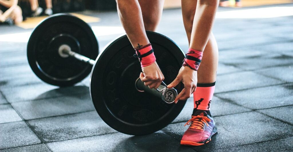 Un atleta con un bilanciere in palestra.