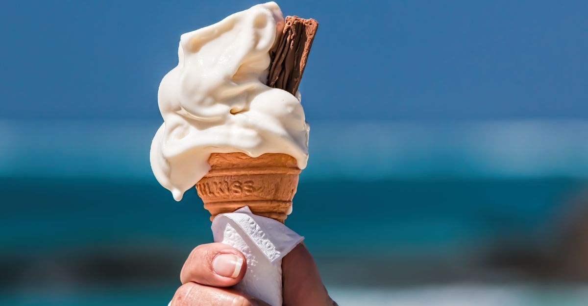 mano di donna tiene gelato che si sta sciogliendo