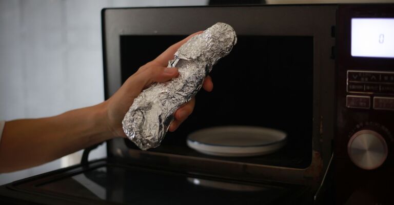 Alluminio davanti al forno.