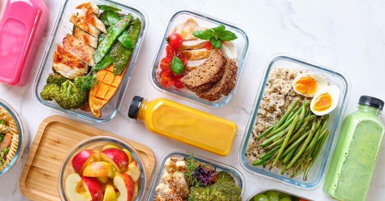 pasti in contenitori impilati