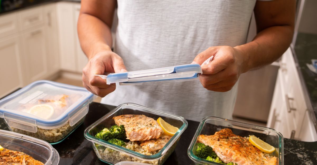 uomo-mette-cibo -in-contenitori