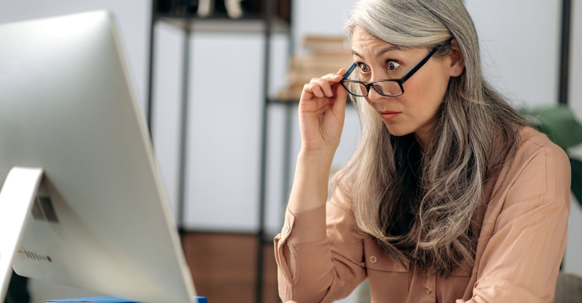 signora guarda il pc senza occhiali