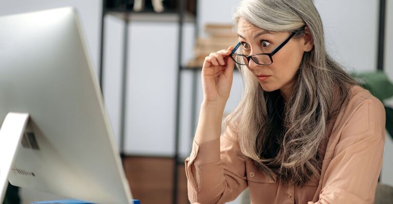 signora guarda il pc senza occhiali