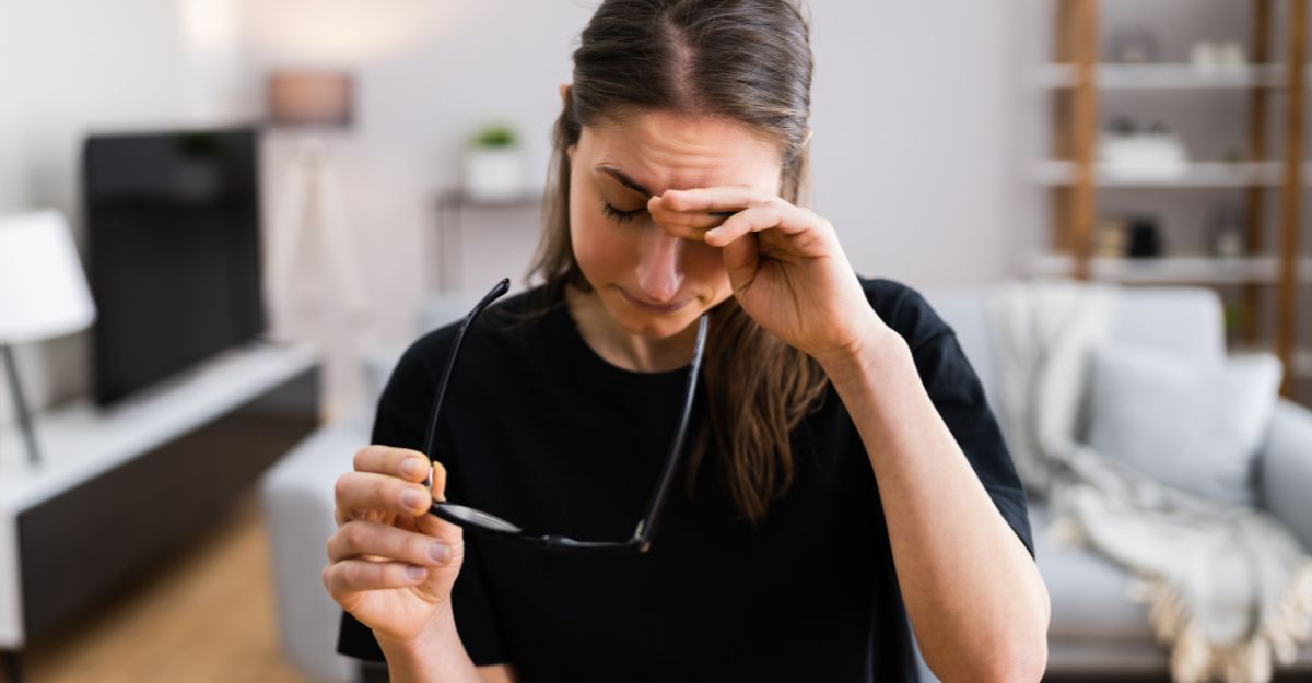 Una donna si tocca gli occhi affetti da congiuntivite