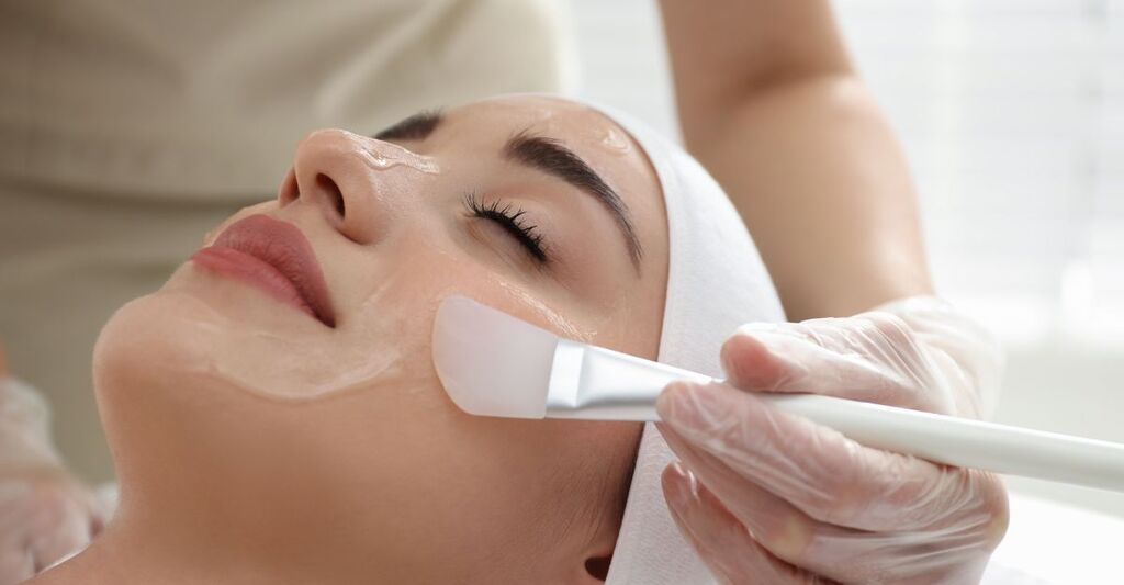 ragazza fa trattamento di bellezza dell'estetista