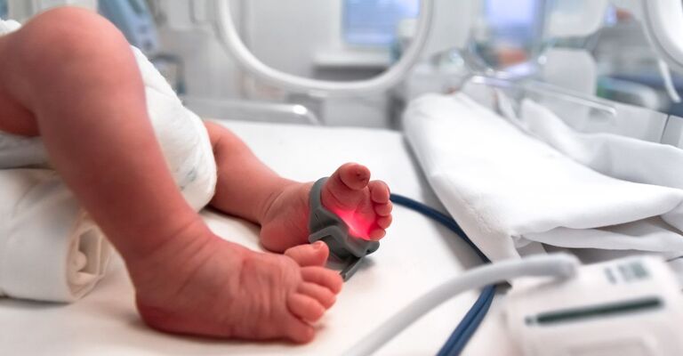 Una neonata in ospedale.
