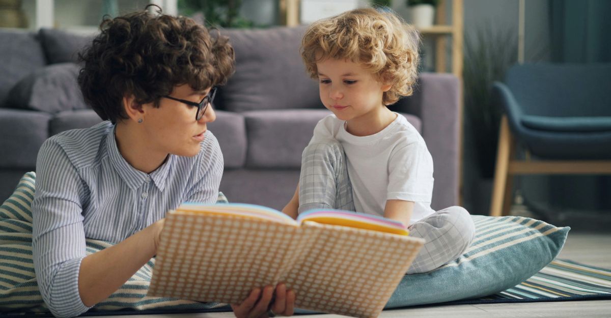 mamma e bimbo sul tappeto con un libro aperto davanti