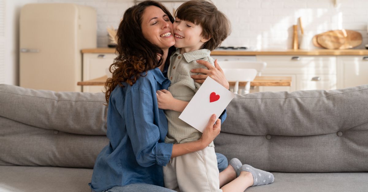 mamma-e-bimbo-si-abbracciano-sul-divano