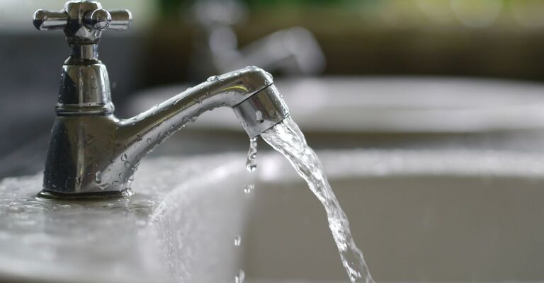 acqua pulita che esce dal rubinetto