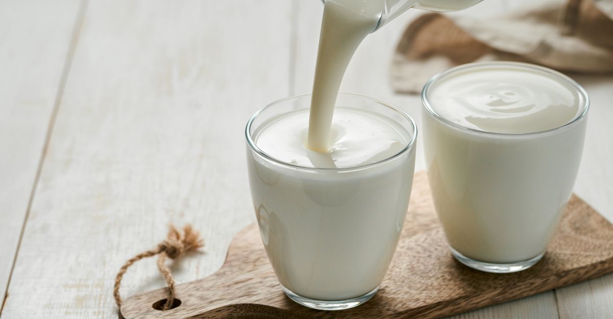 Due barattoli di yogurt fresco.