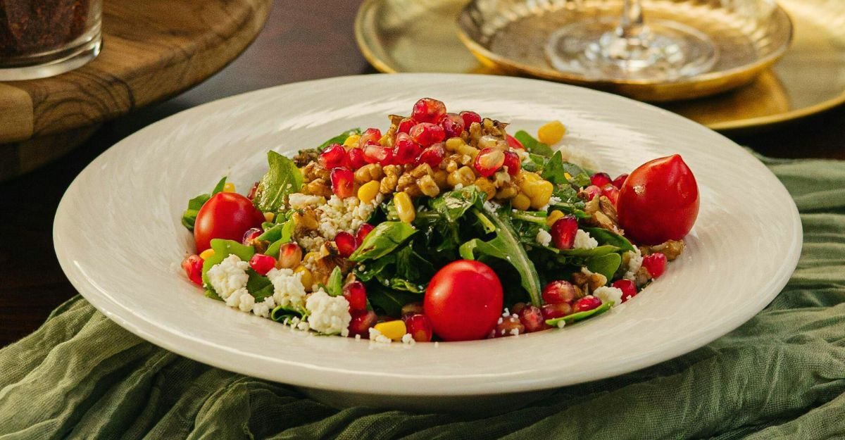 Un piatto contenente una ricetta mediterranea preparata con alimenti biologici.