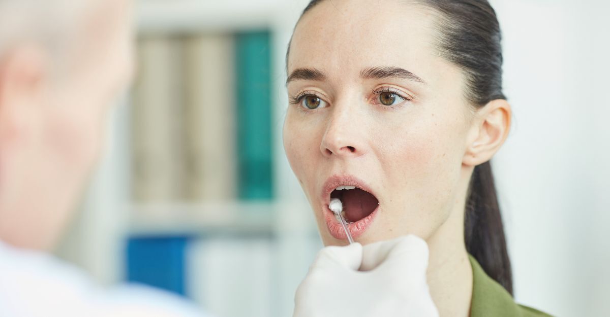 Campione di saliva raccolto con tampone orale da una paziente durante lo studio sui cerchi di DNA Inocles nel cavo orale.