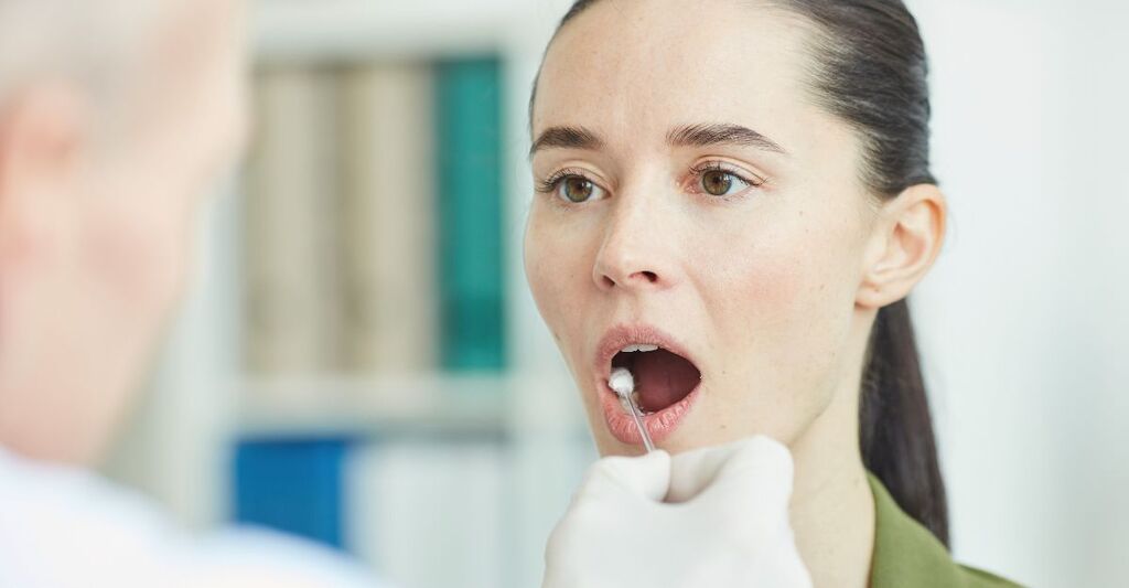 Campione di saliva raccolto con tampone orale da una paziente durante lo studio sui cerchi di DNA Inocles nel cavo orale.