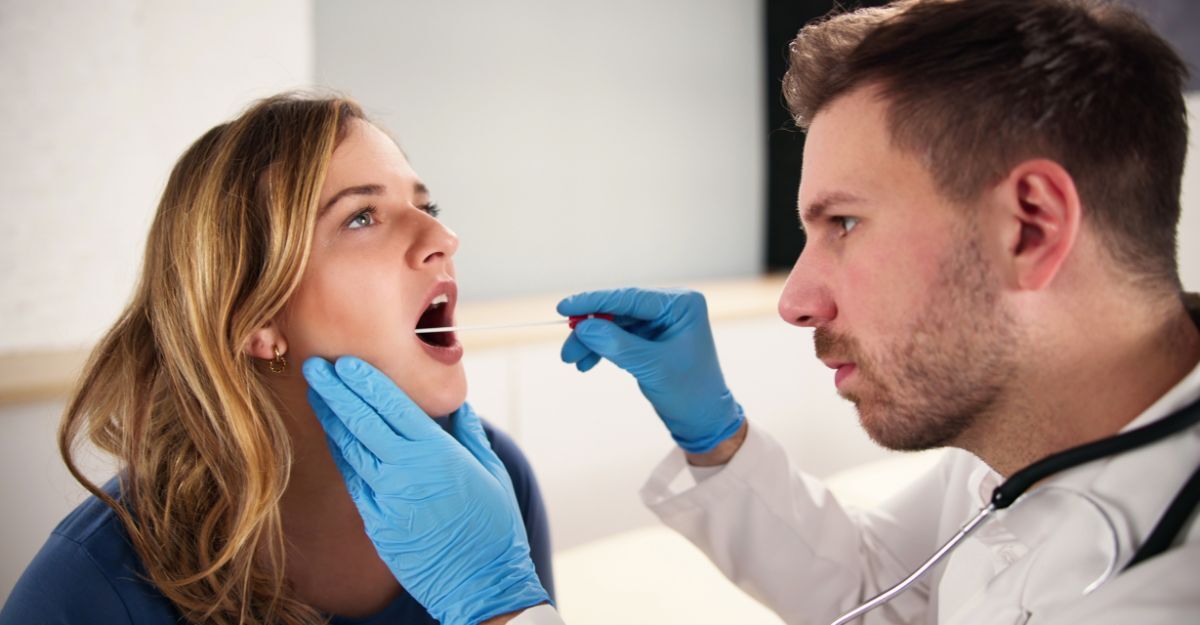 Medico esegue un tampone orale su una paziente per analizzare la saliva e rilevare la presenza di cerchi di DNA Inocles.