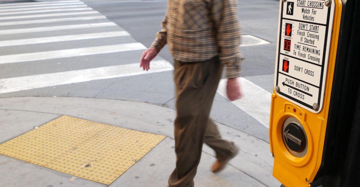 anziano cammina per strada