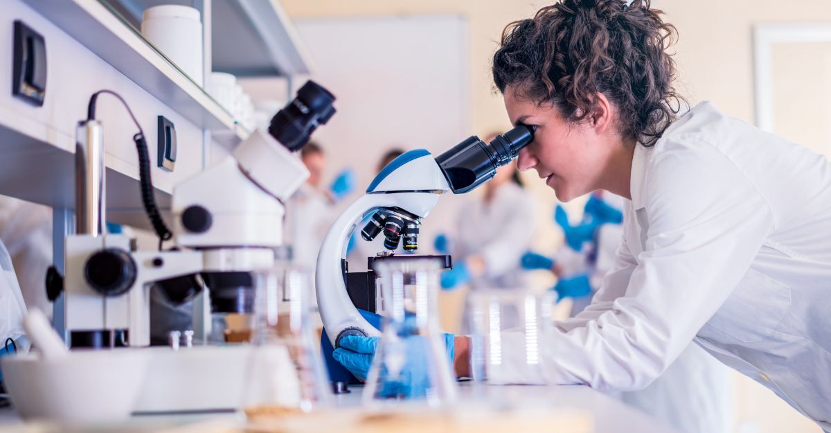 Una ricercatrice in laboratorio.