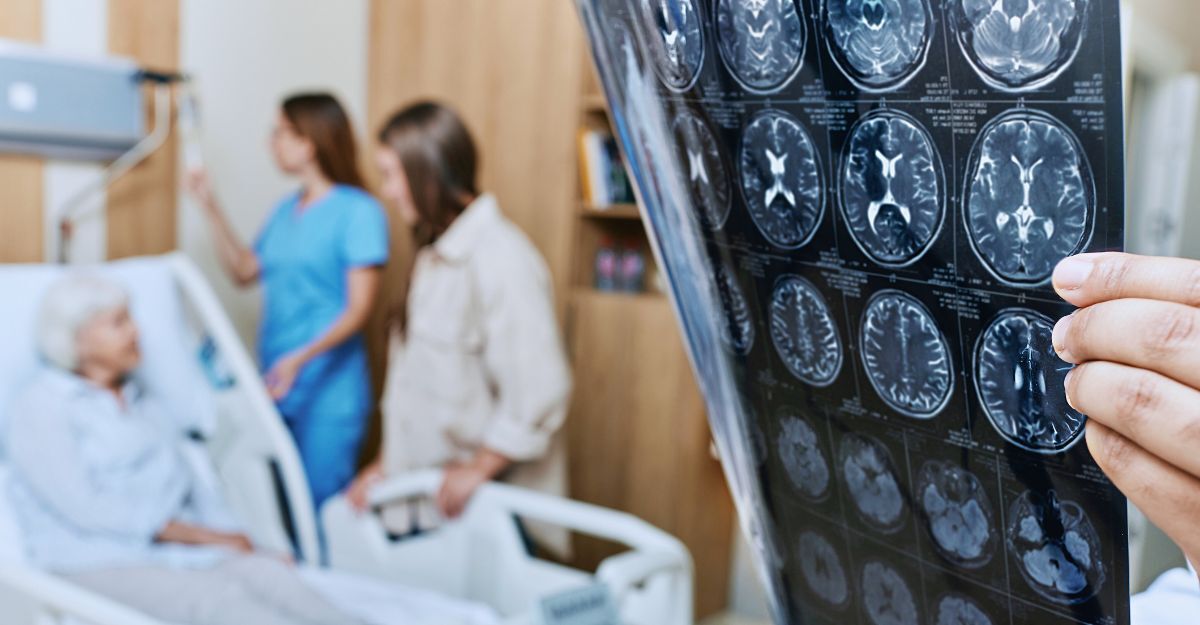 Primo piano di una lastra al cervello con un gruppo di persone, tra cui una paziente allettata, sullo sfondo