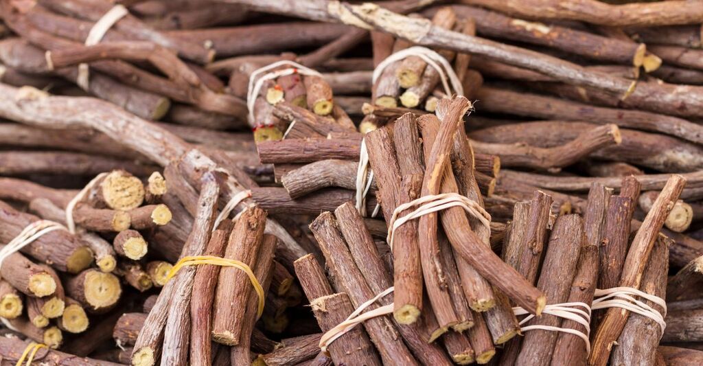 Primo piano di un grande mucchio di bastoncini di liquirizia grezza.