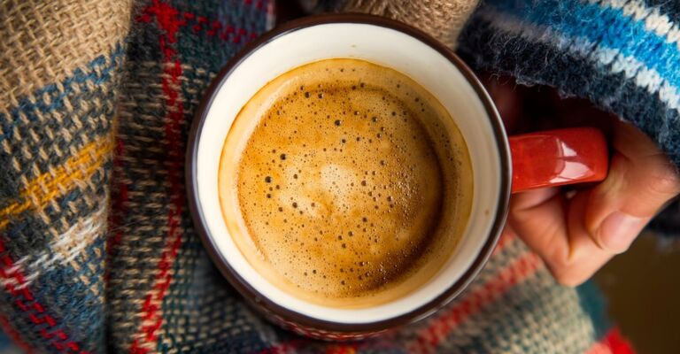 tazza di caffè fumante