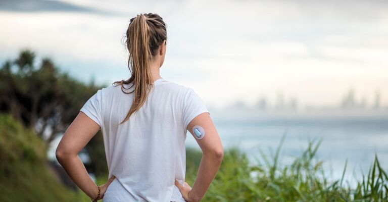 Una giovane ragazza con dispositivo per il diabete.