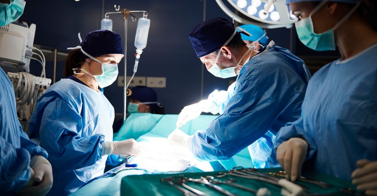 Una sala operatoria con chirurghi all'opera.