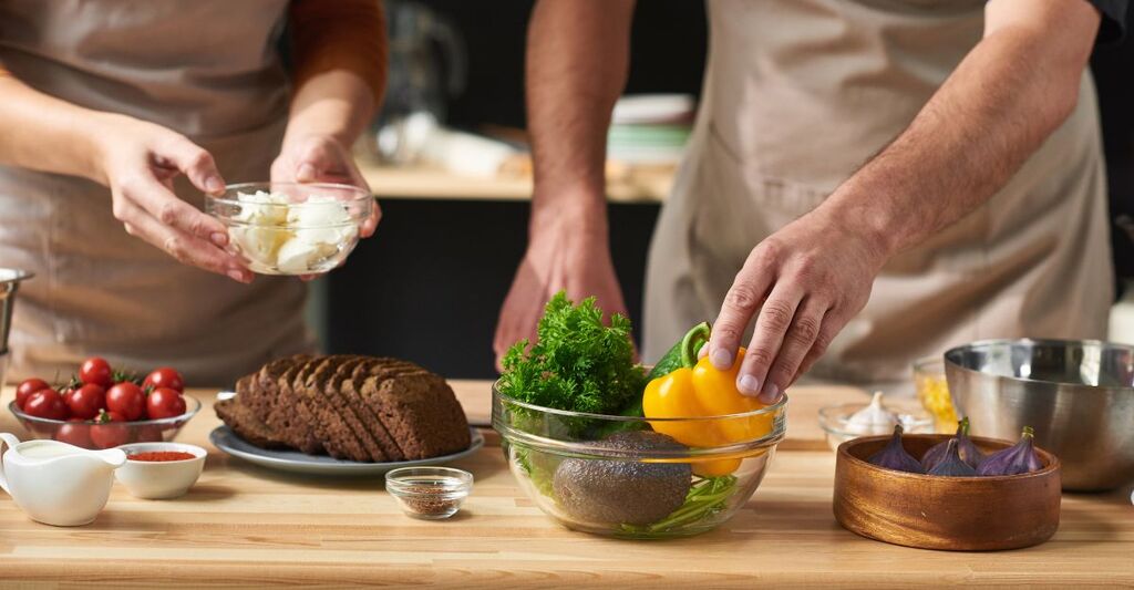 piano della cucina con alimenti come frutta verdura e pane