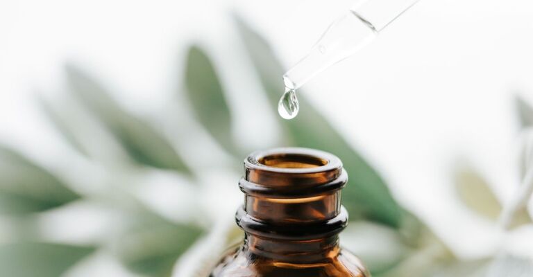 boccetta di olio essenziale con contagocce