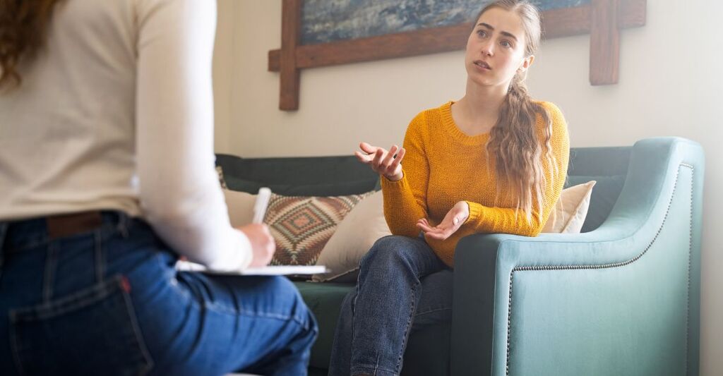 ragazza parla con la sua psicologa